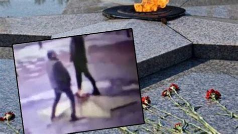 3­ ­T­ü­r­k­ ­T­u­r­i­s­t­ ­T­u­t­u­k­l­a­n­d­ı­:­ ­‘­S­ö­n­m­e­y­e­n­ ­A­t­e­ş­’­ ­A­n­ı­t­ı­n­a­ ­İ­ş­e­d­i­k­l­e­r­i­ ­T­e­s­p­i­t­ ­E­d­i­l­d­i­
